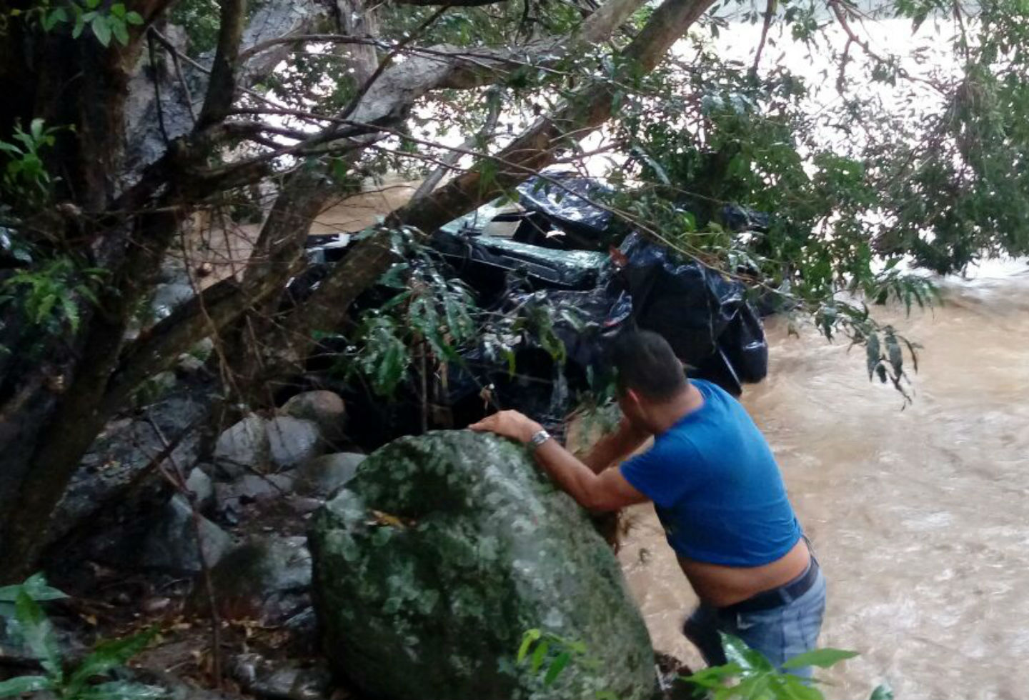 Camioneta se accidentó en el Boquerón Camioneta se accidentó en el Boquerón