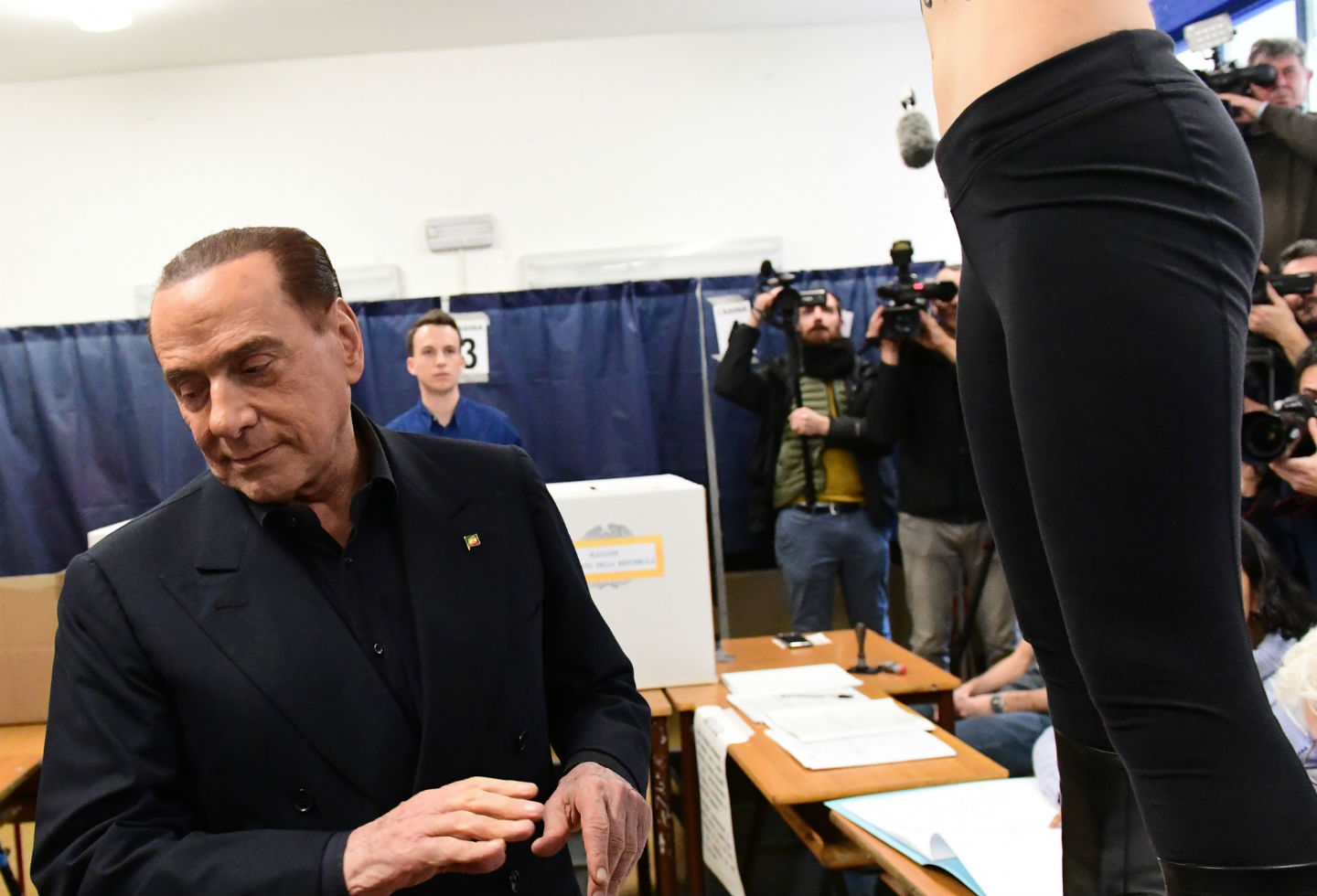Mujer desnuda interrumpe a Berlusconi Mujer desnuda interrumpe a Berlusconi
