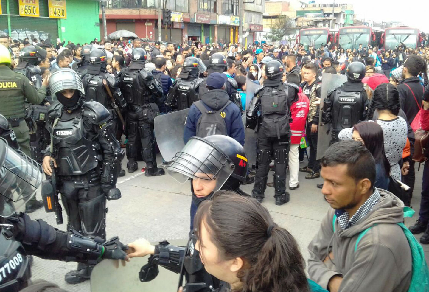 Bloqueo En Estación De TransMilenio Biblioteca Tintal | RCN Radio