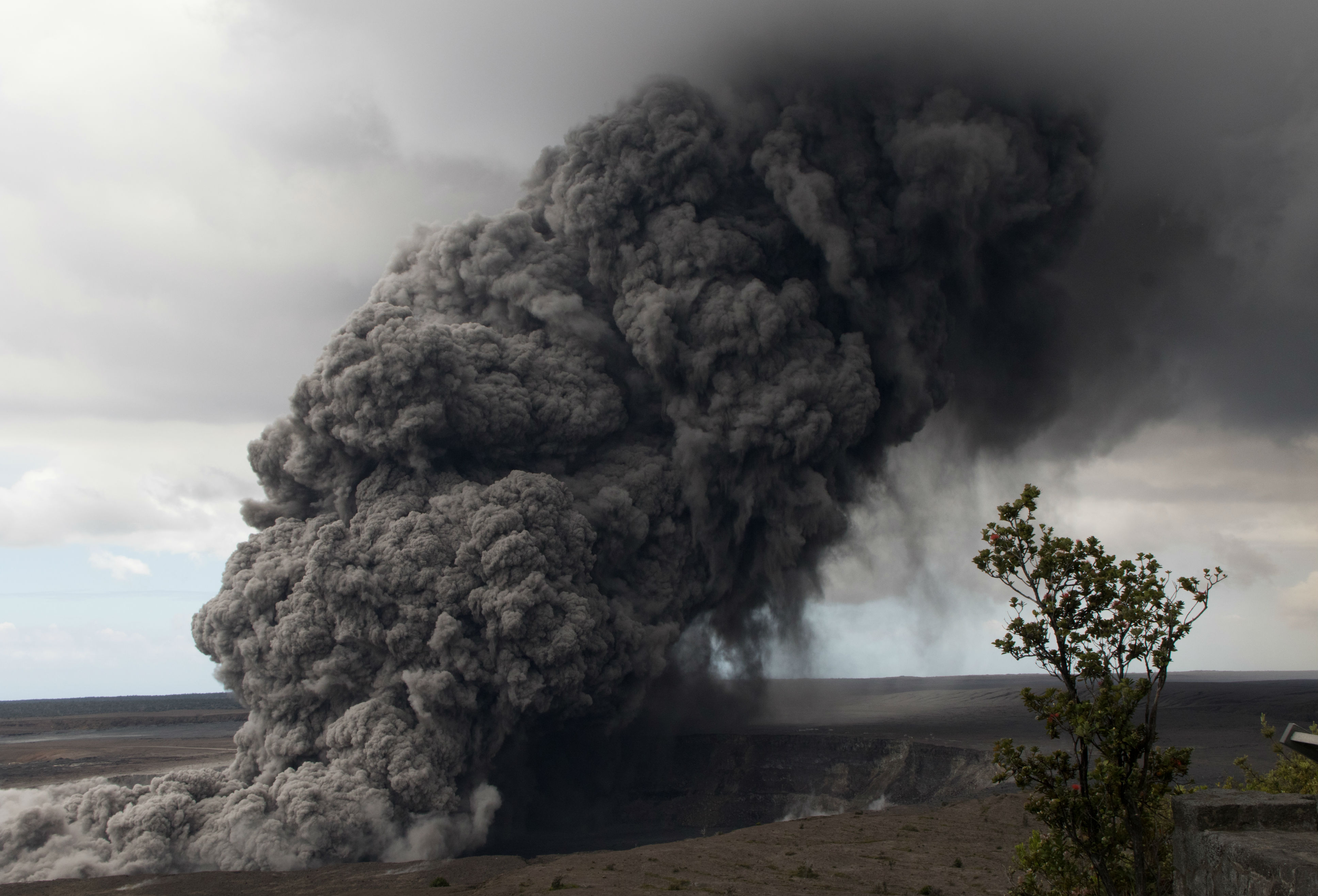 Erupción en volcán hawaiano Kilauea. Erupción en volcán hawaiano Kilauea.