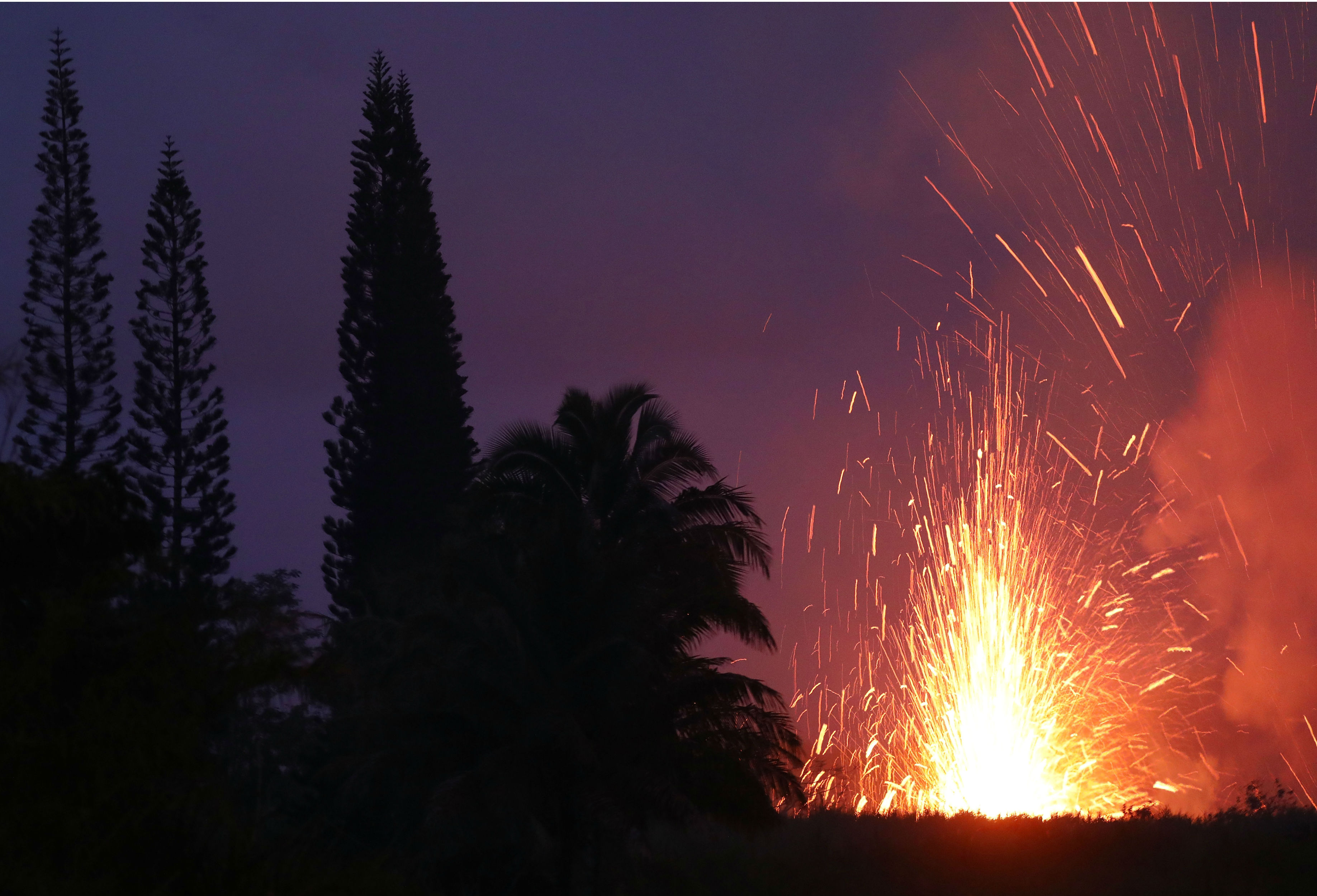 Erupción en volcán hawaiano Kilauea. Erupción en volcán hawaiano Kilauea.