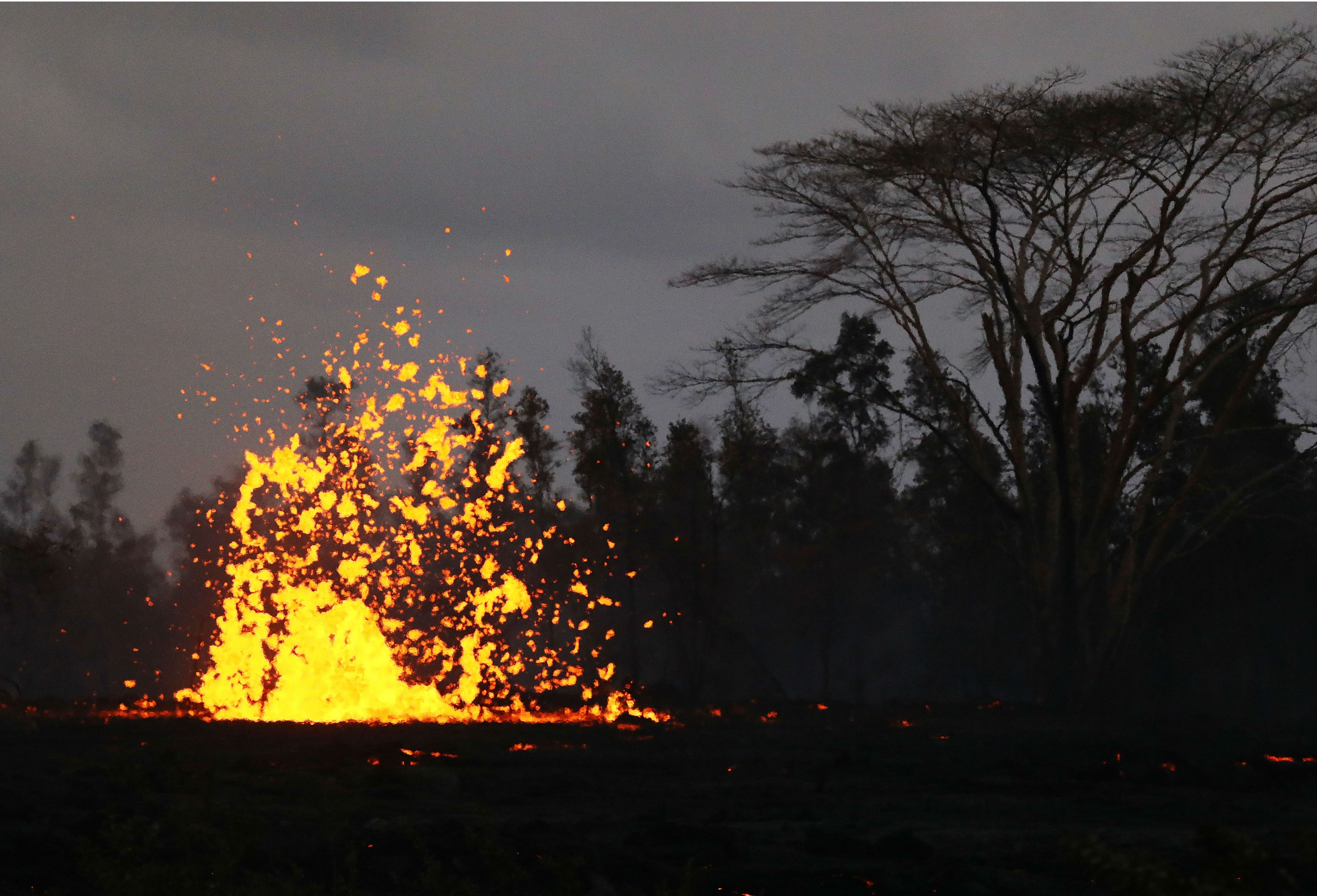 Erupción en volcán hawaiano Kilauea. Erupción en volcán hawaiano Kilauea.