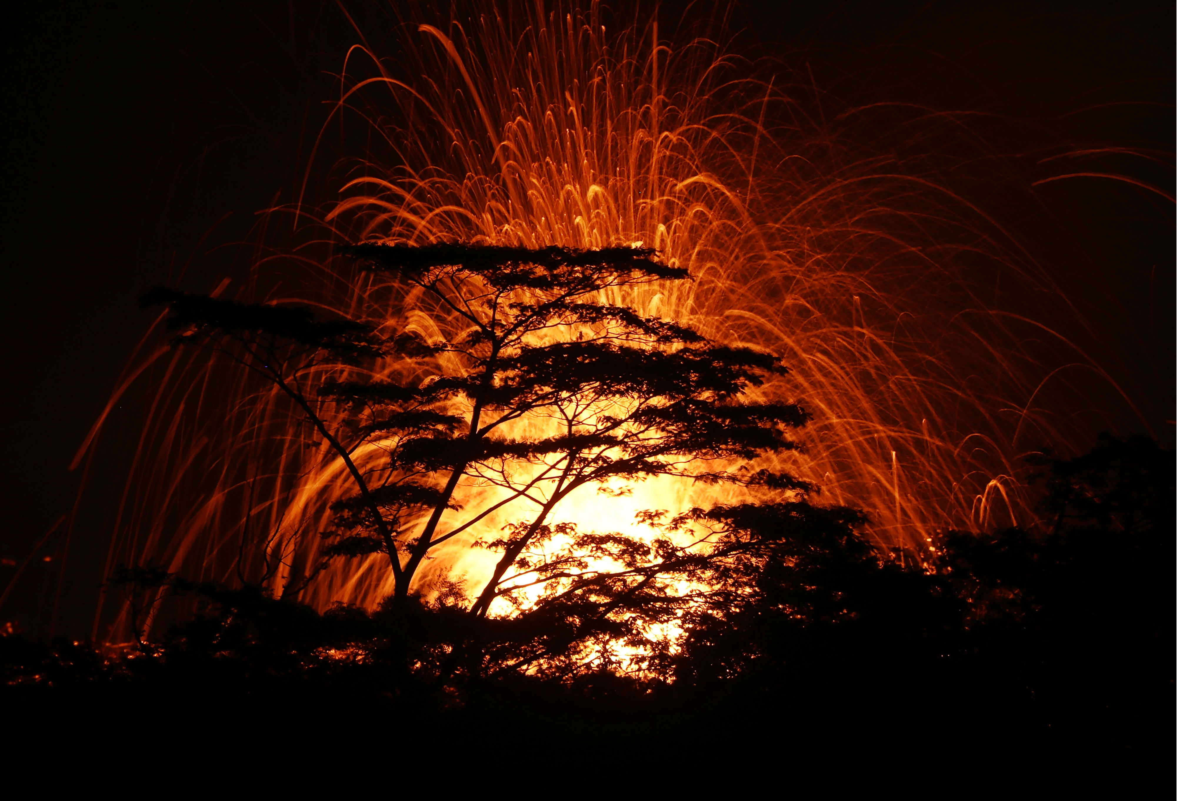 Erupción en volcán hawaiano Kilauea. Erupción en volcán hawaiano Kilauea.