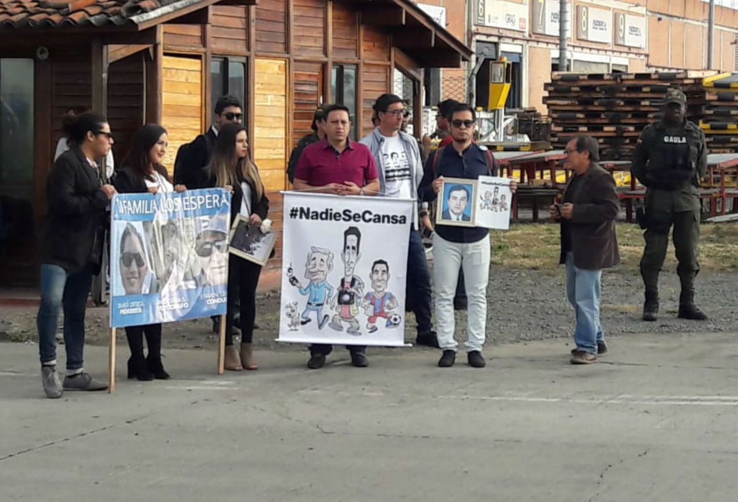 Familiares de periodistas ecuatorianos en el aeropuerto Alfonso Bonilla Aragón Familiares de periodistas ecuatorianos en el aeropuerto Alfonso Bonilla Aragón