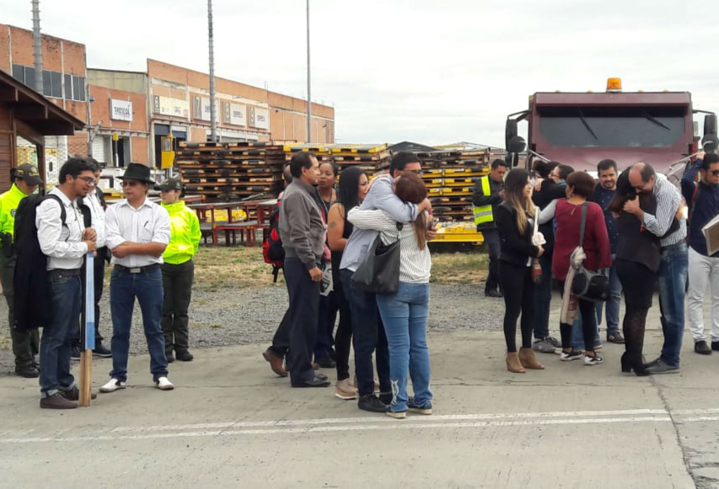 Familiares de periodistas ecuatorianos en el aeropuerto Alfonso Bonilla Aragón Familiares de periodistas ecuatorianos en el aeropuerto Alfonso Bonilla Aragón