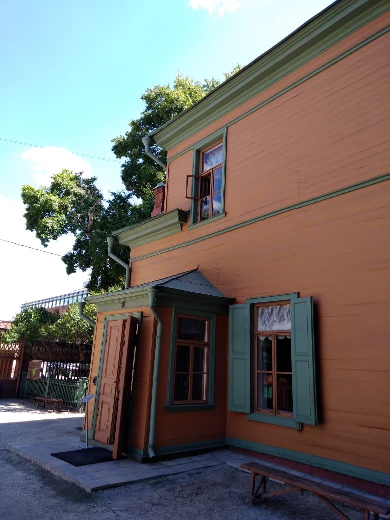 Costado de la casa de Tolstoi, en Rusia.