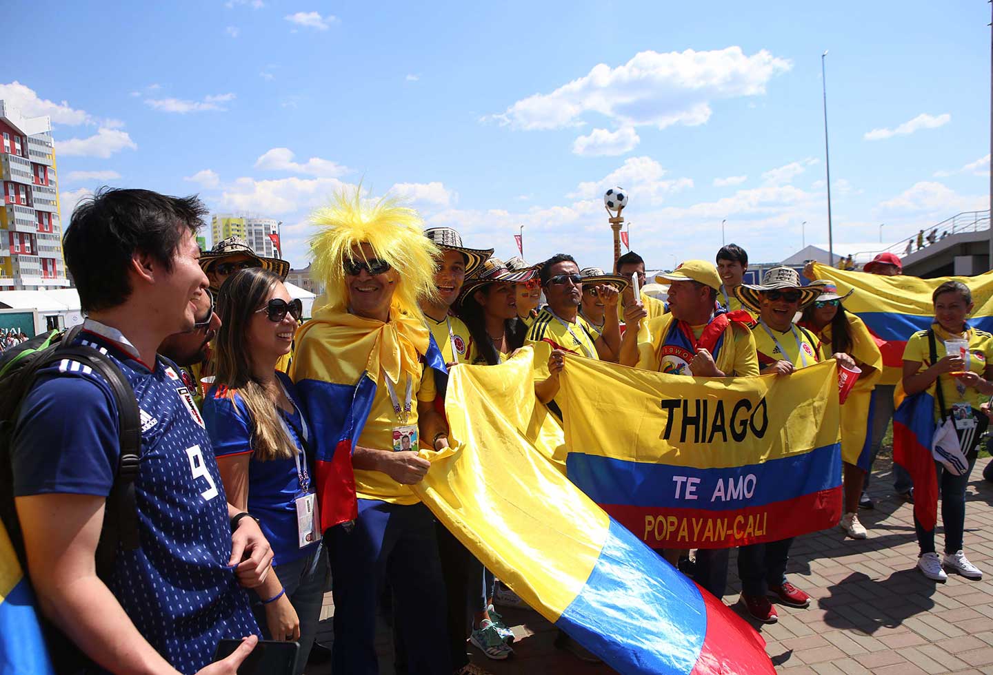 Colombianos y Japoneses en apoyan a su equipo