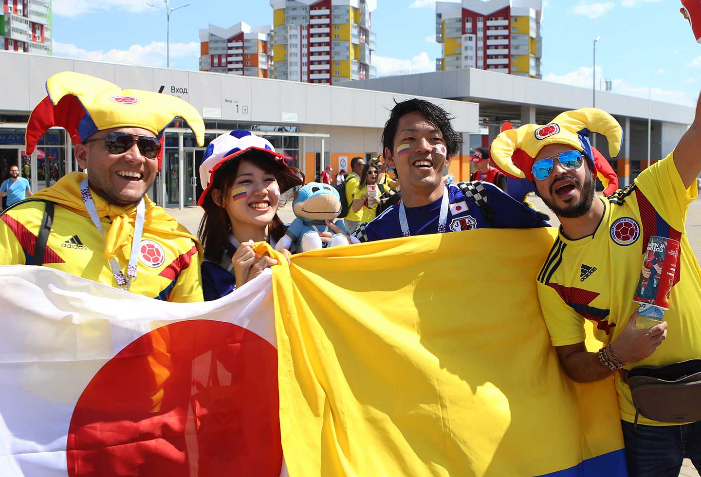 Colombianos y Japoneses apoyan a su equipo