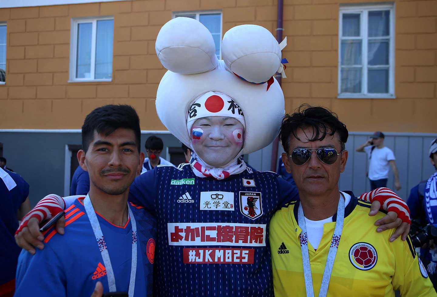 Hinchas japoneses y colombianos