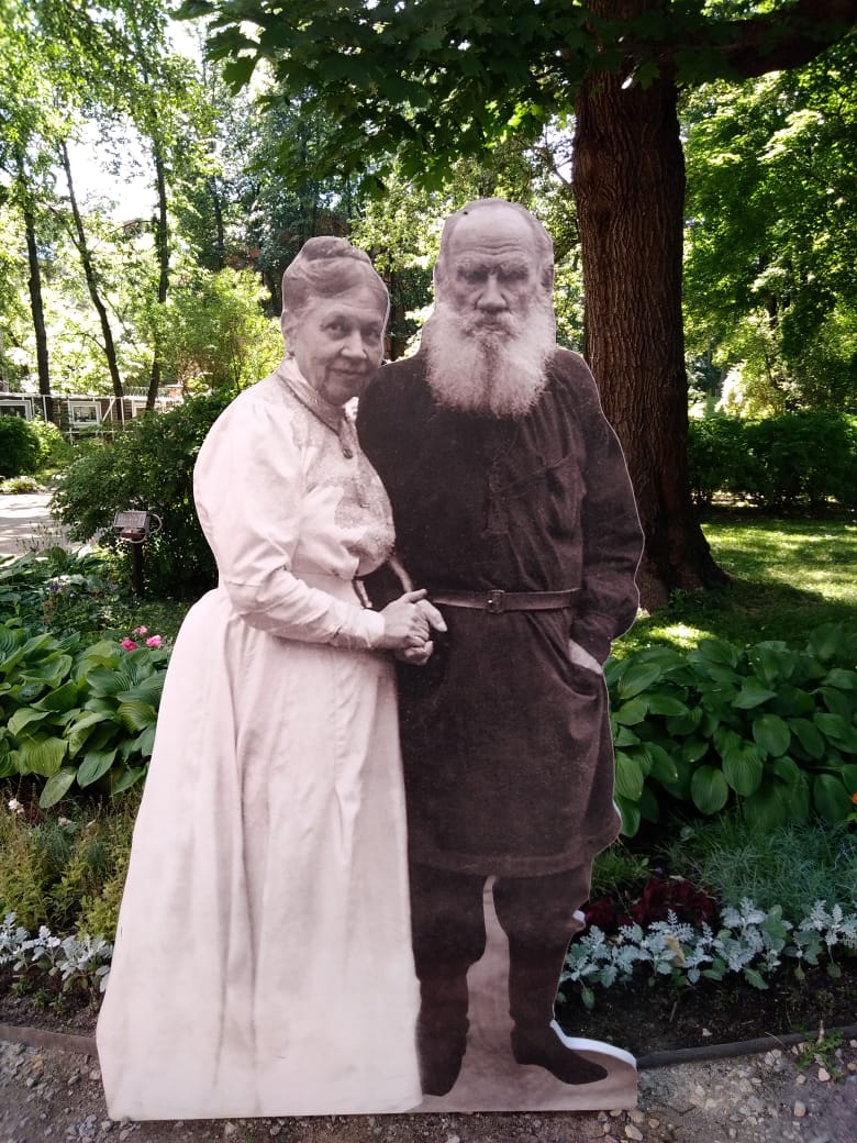 La entrada al jardín de la casa de Tolstoi.