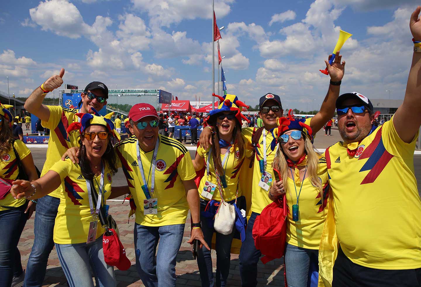 Hinchas colombianos hacen fiesta en Saranks