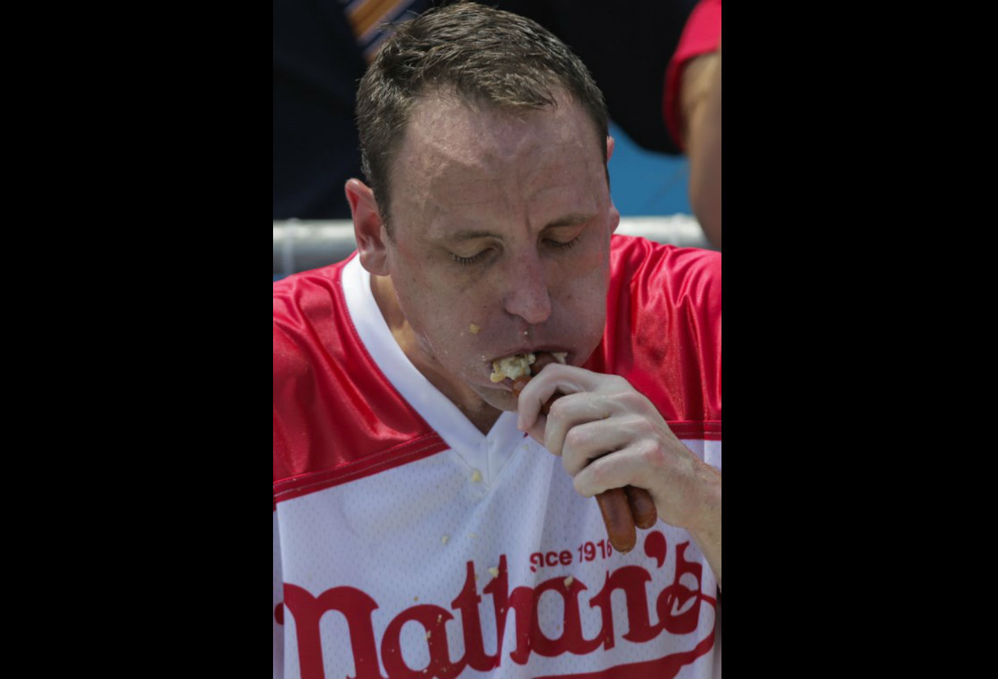 Joey Chestnut volvió a conquistar el récord de devorador de perros calientes.