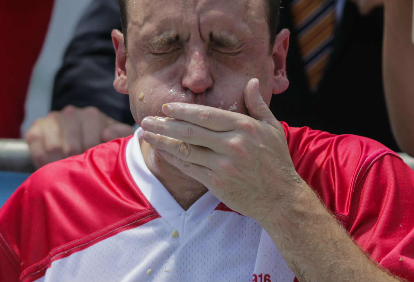 Joey Chestnut volvió a conquistar el récord de devorador de perros calientes