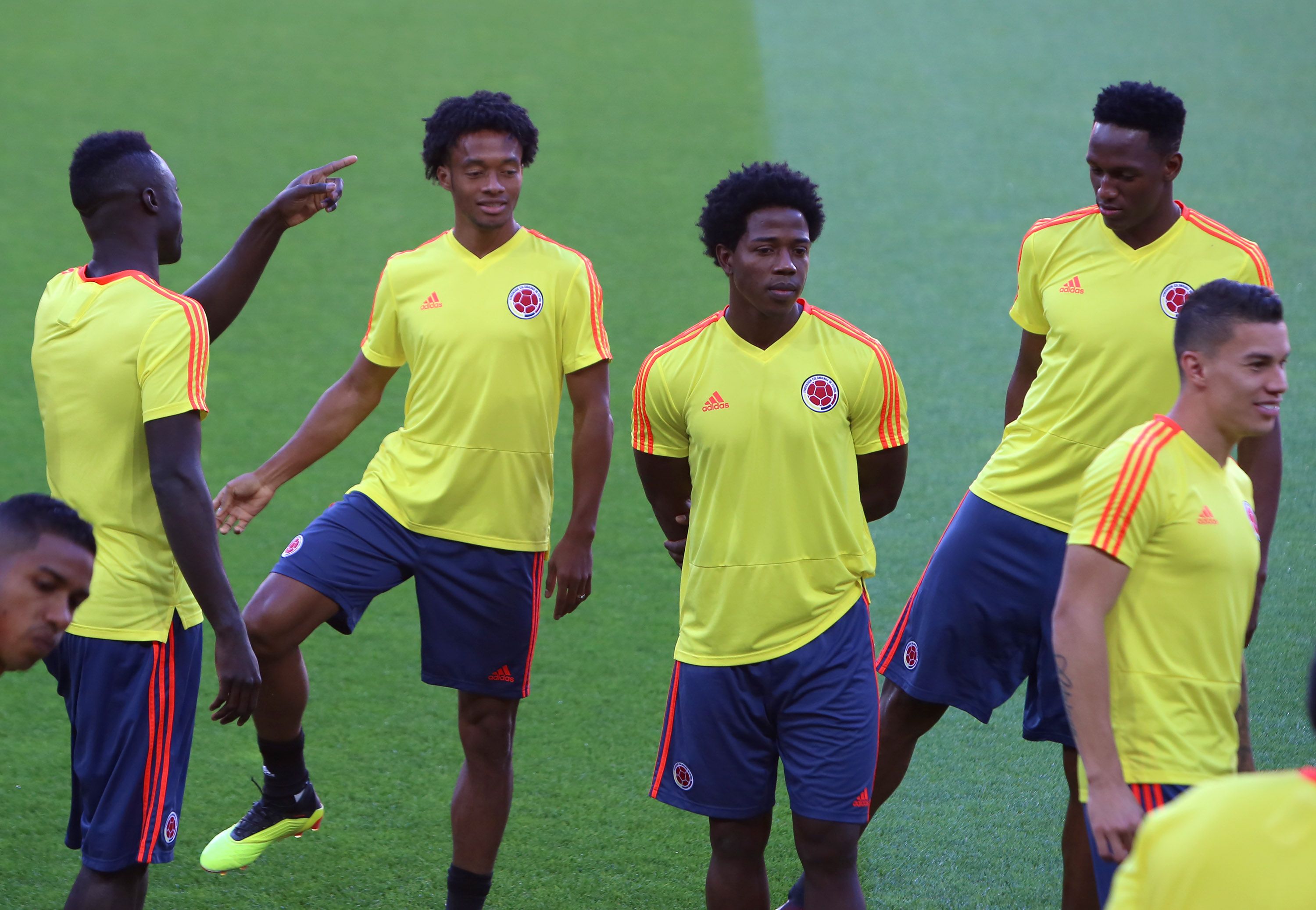 Jugadores de la Selección Colombia realizando estiramientos