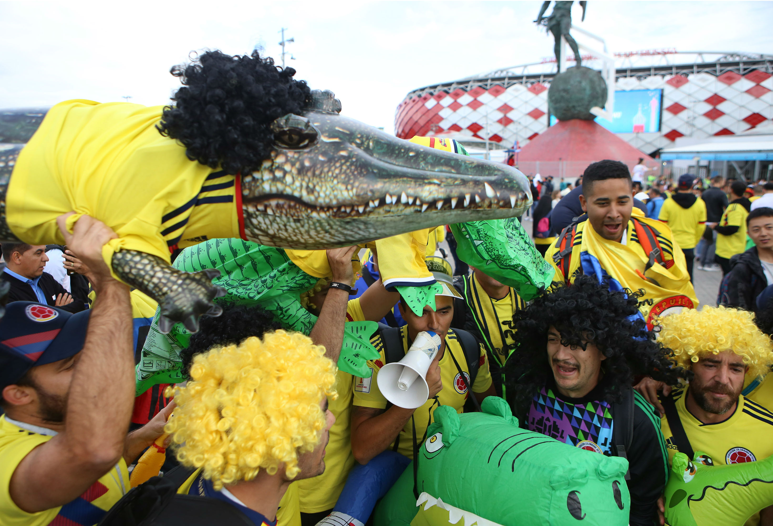 Hinchas colombianos a las afueras del estadio Spartak.