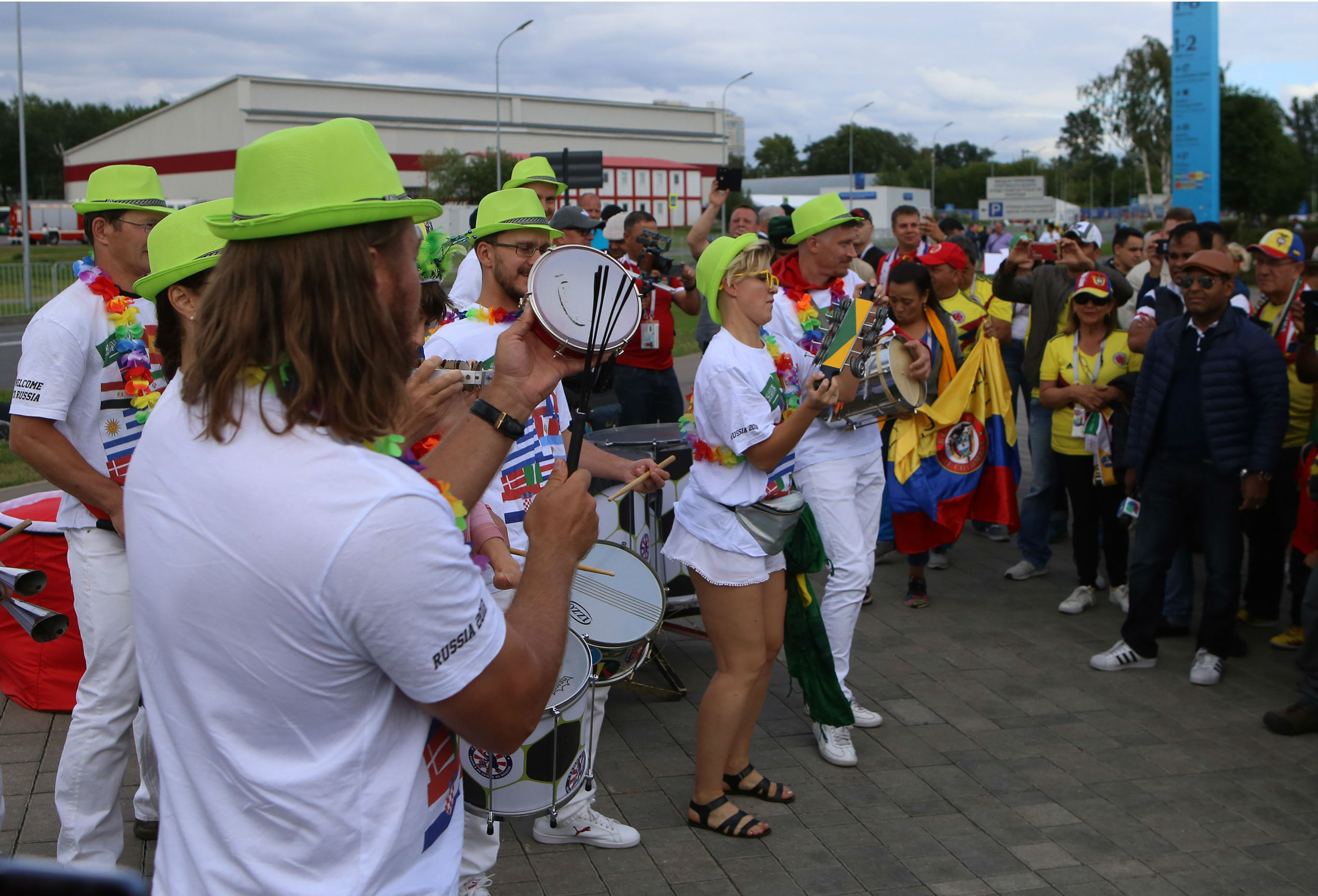 Hinchas de otras nacionalidades se unen al ambiente de los colombianos.