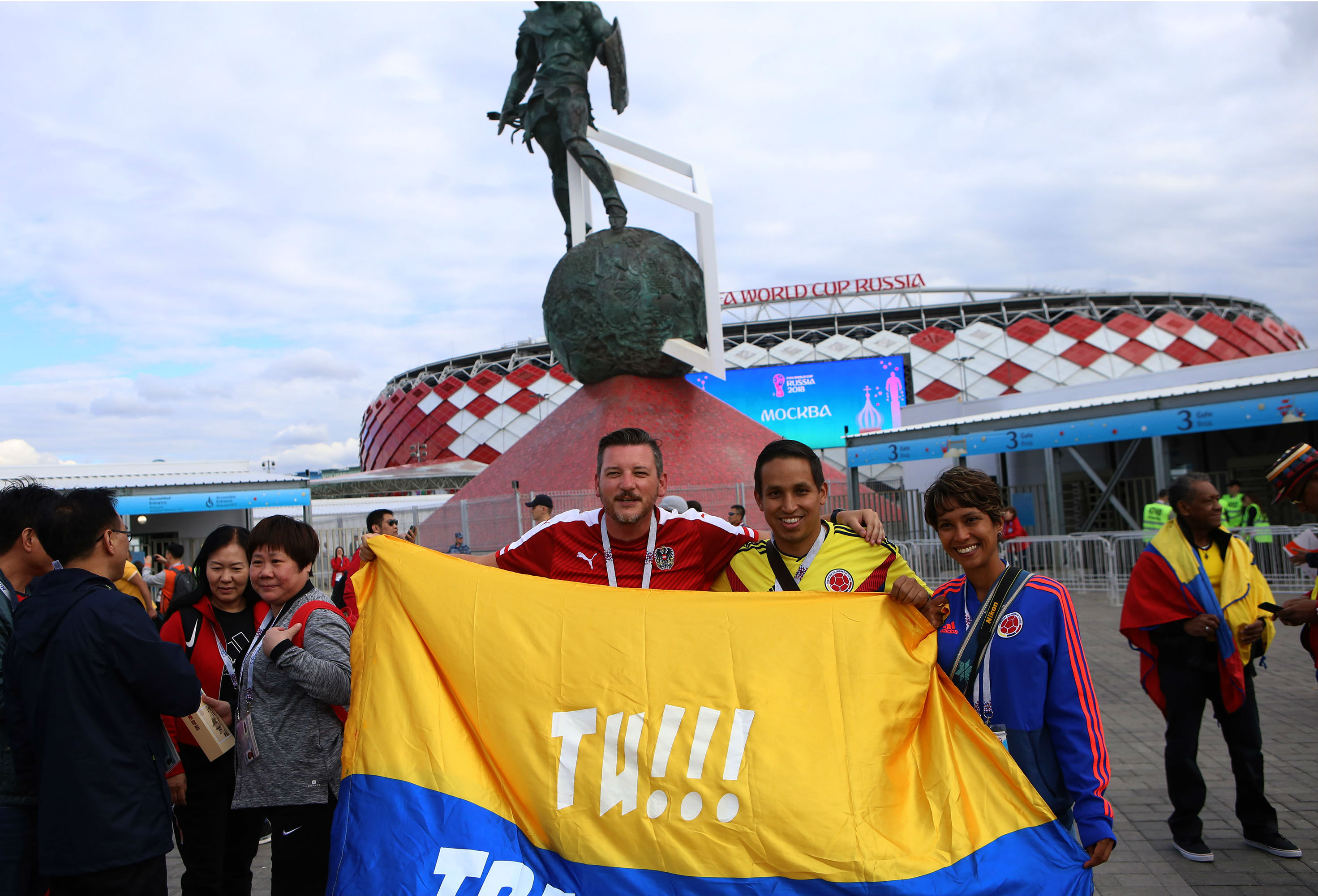 Hinchas colombianos a las afueras del estadio Spartak. Hinchas colombianos a las afueras del estadio Spartak.