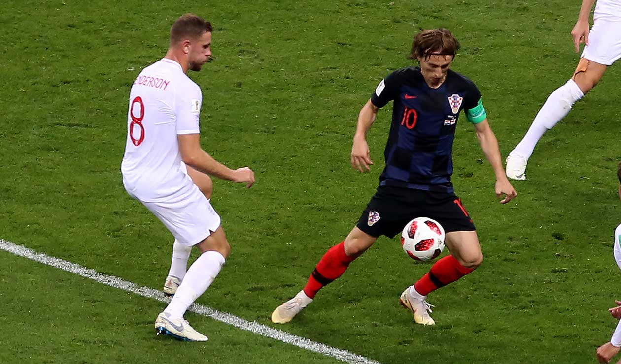Luca Modric maneja la pelota ante la mirada de Ante Rebic Luca Modric maneja la pelota ante la mirada de Ante Rebic