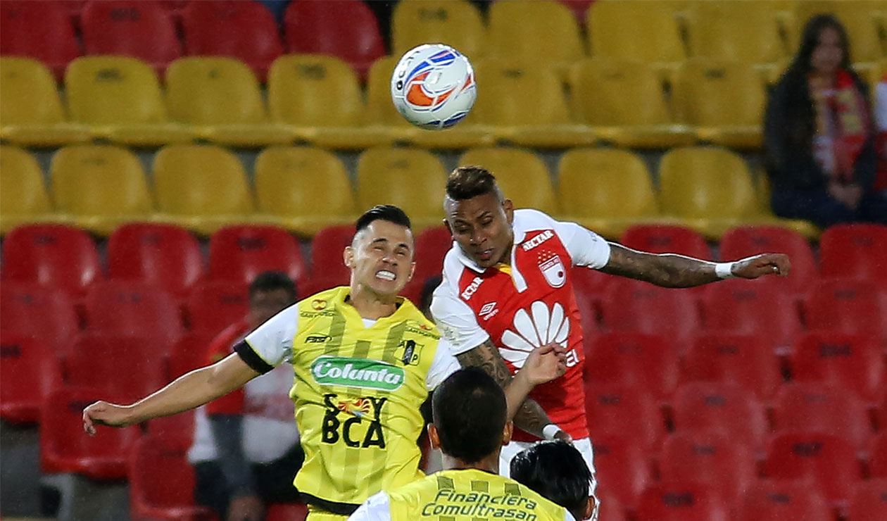 Arley Rodríguez disputa el balón con un jugador de Alianza Petrolera