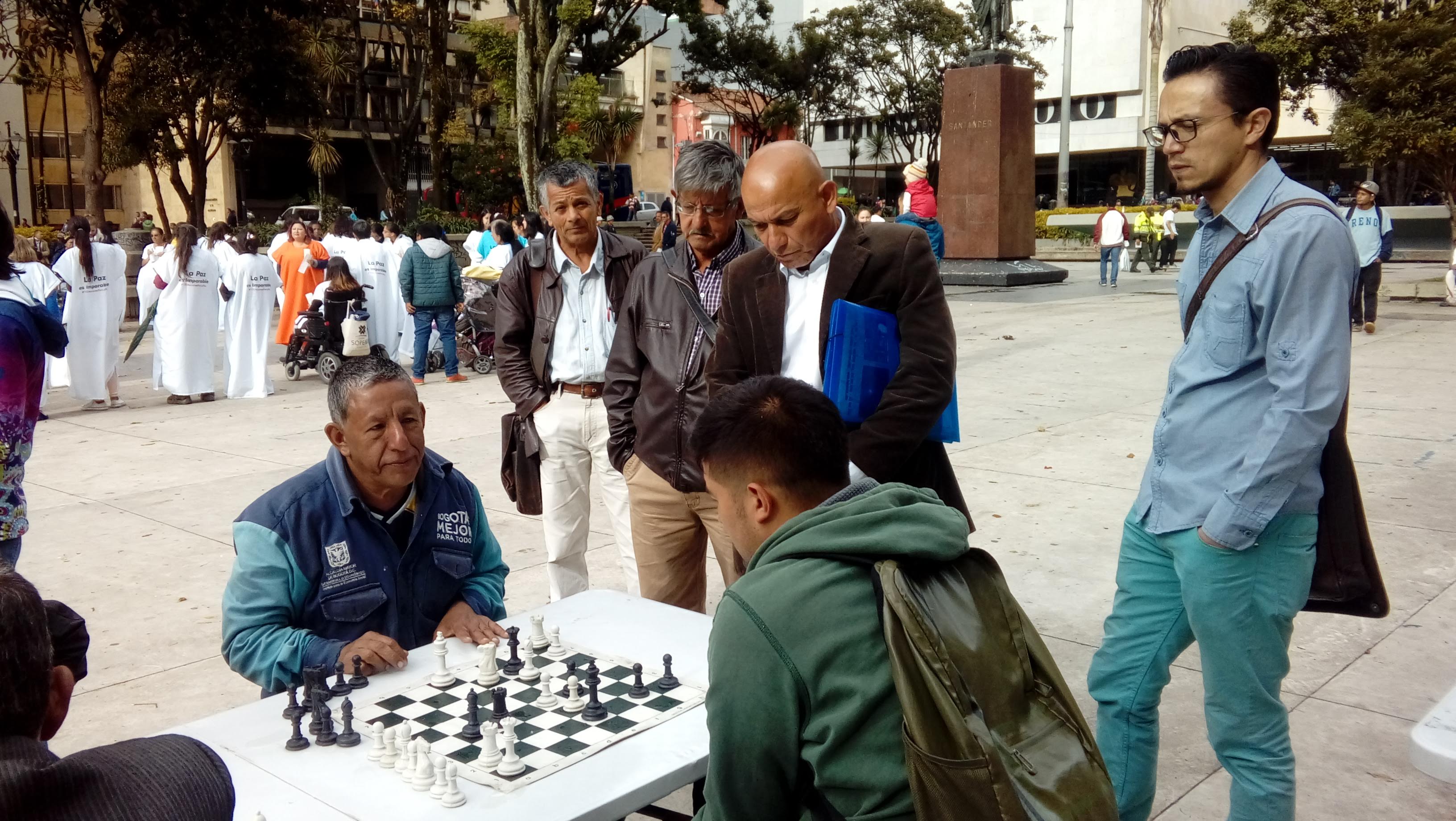 Los amantes del ajedrez se reúnen en el centro de Bogotá
