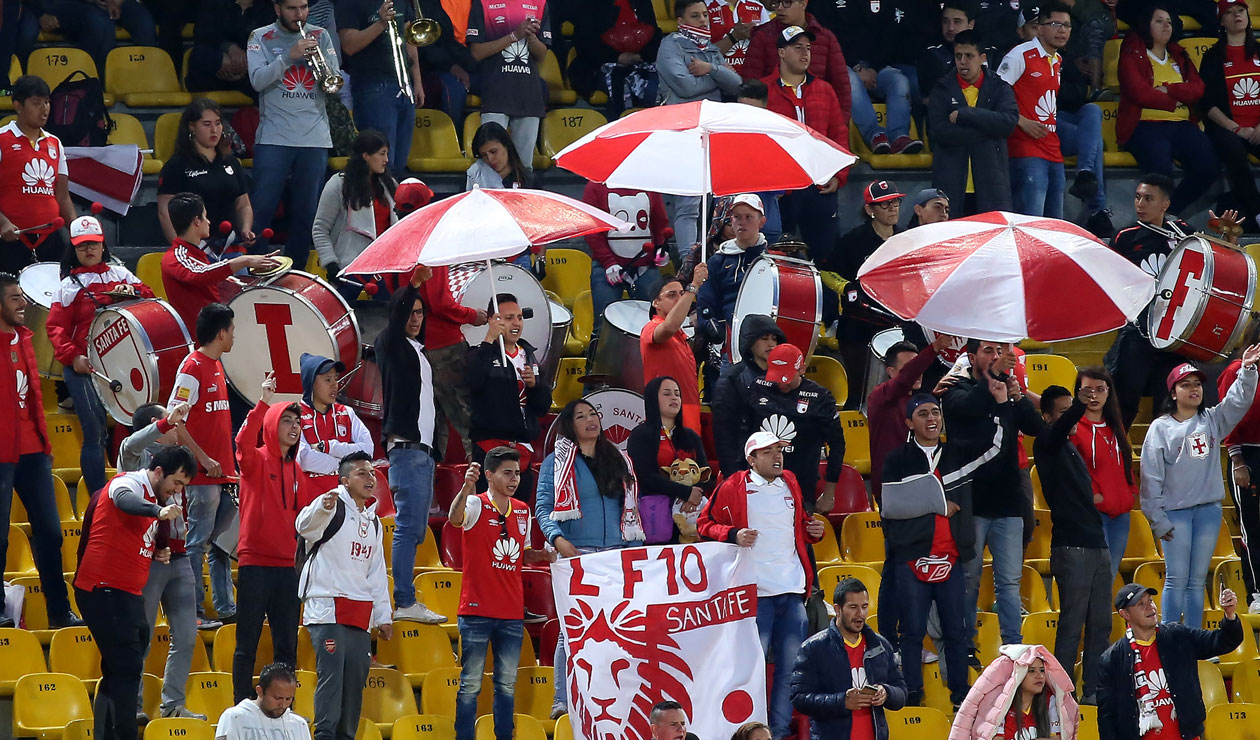 Hinchas de Independiente Santa Fe alentando ante Alianza Petrolera
