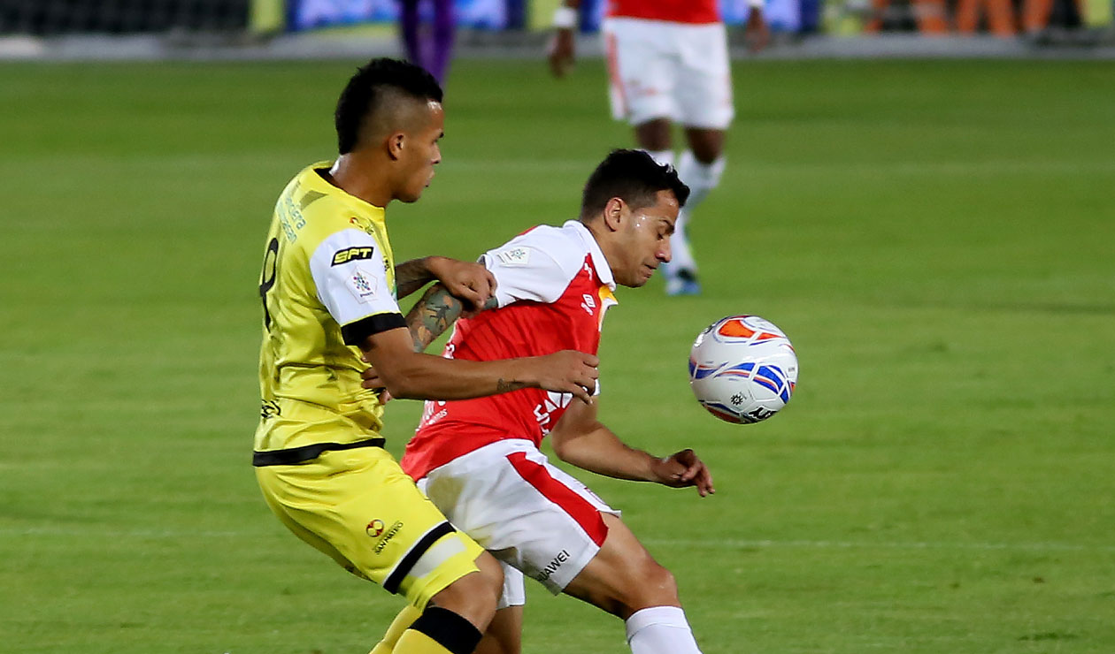 Diego Guastavino recibe la marca de un jugador de Santa Fe