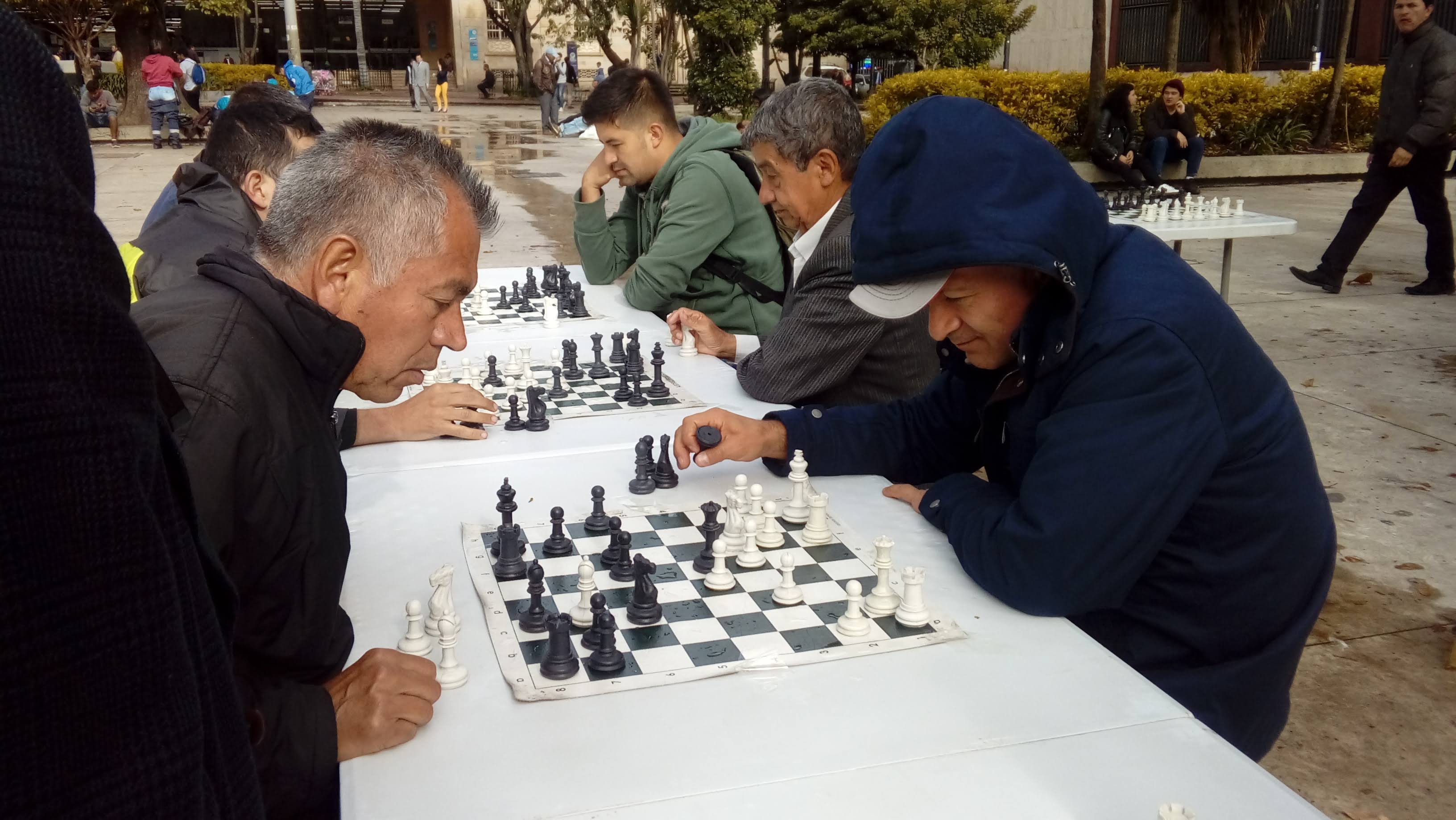 El ajedrez es una forma de empleo para algunos bogotanos.