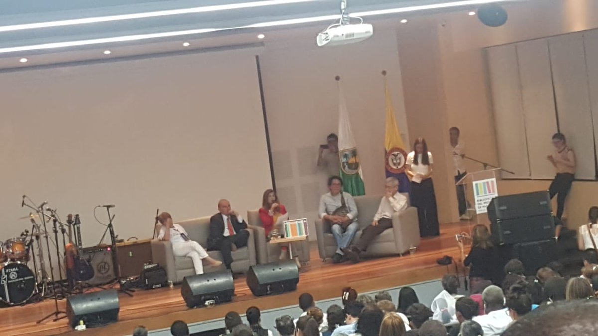 Inauguración de la Biblioteca del Proceso de Paz en Medellín.