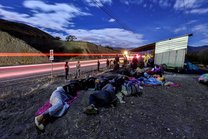 Migrantes venezolanos en la vía Panamericana.
