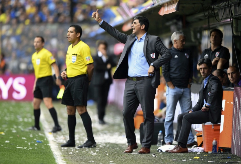 Marcelo Gallardo, técnico de River, dando indicaciones a sus dirigidos.