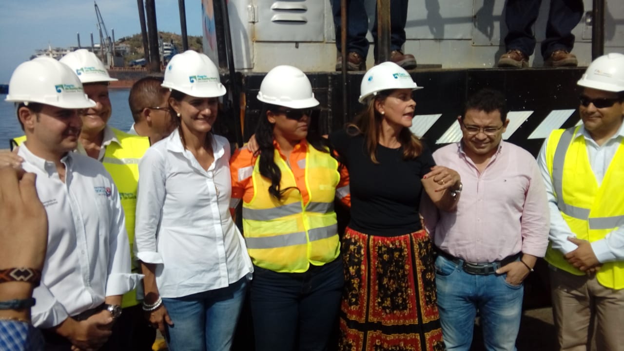 Representantes del Gobierno junto al tren de carga de café