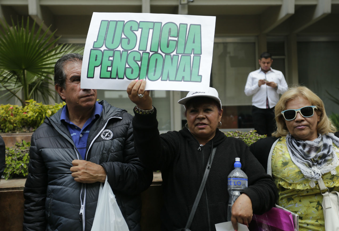 Los pensionados del país insisten en reclamar la reducción de sus aportes a pensión.