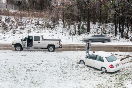 Más de 1.100 vuelos dominicales hacia y desde el Aeropuerto Internacional Charlotte Douglas de Carolina del Norte fueron cancelados.