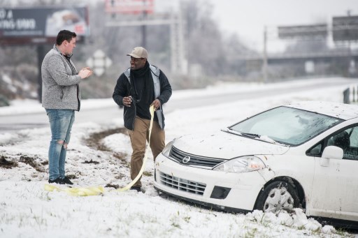 Hasta el domingo en la tarde habían sido atendidos centenares de accidentes viales relacionados con la nieve