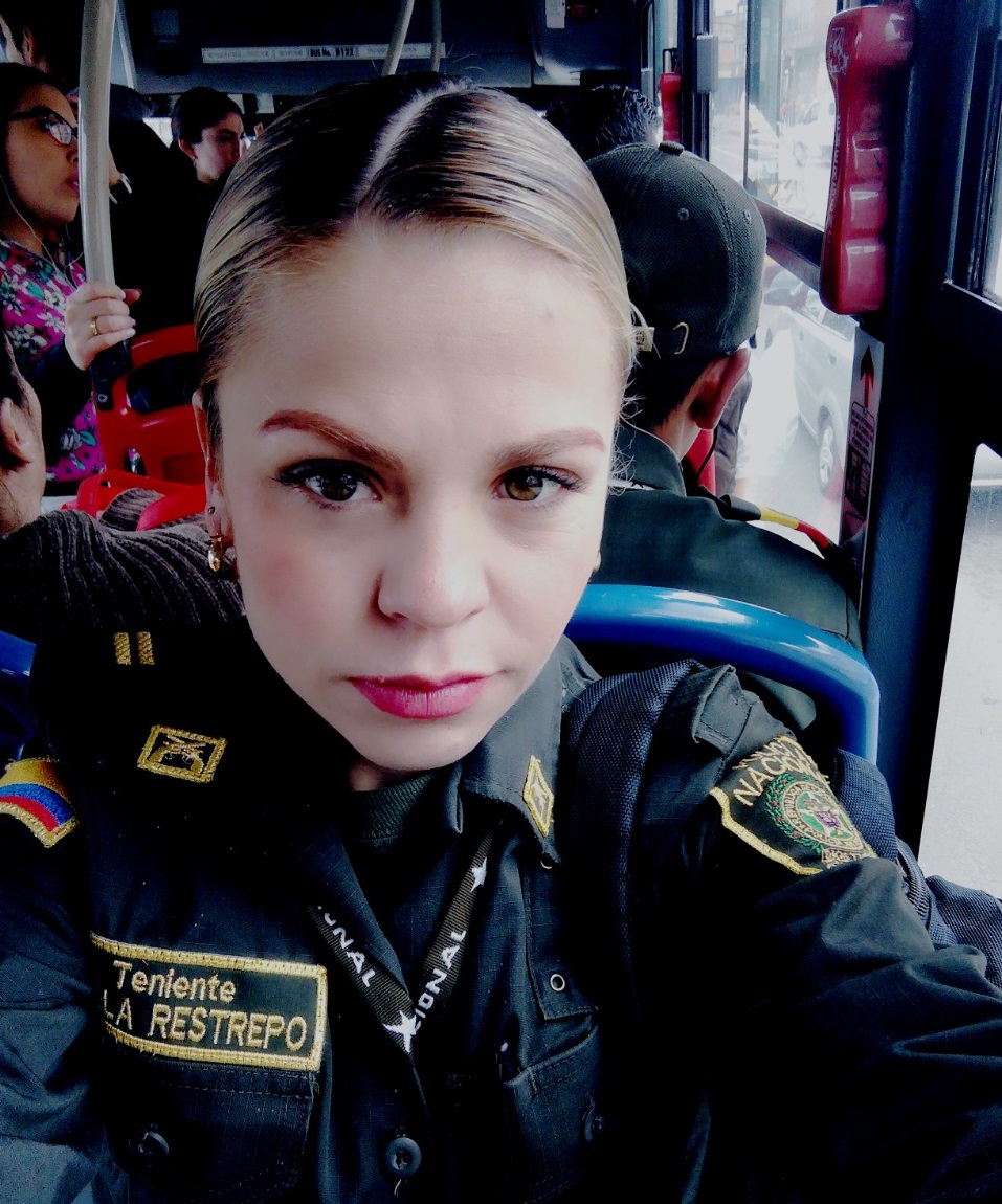 Mujer se hace pasar como Policía