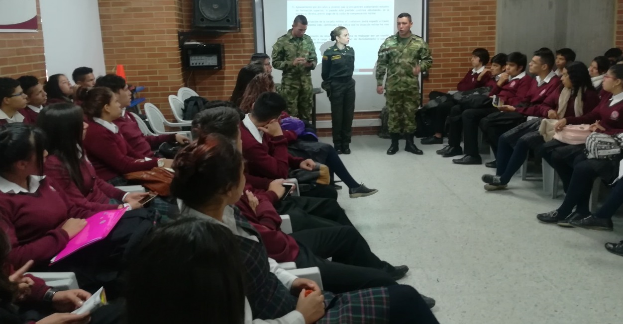 Falsa Policía dictando conferencias en colegios