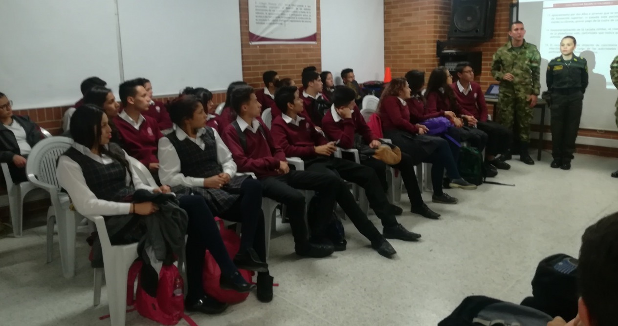 Falsa Policía dictando conferencias en colegios