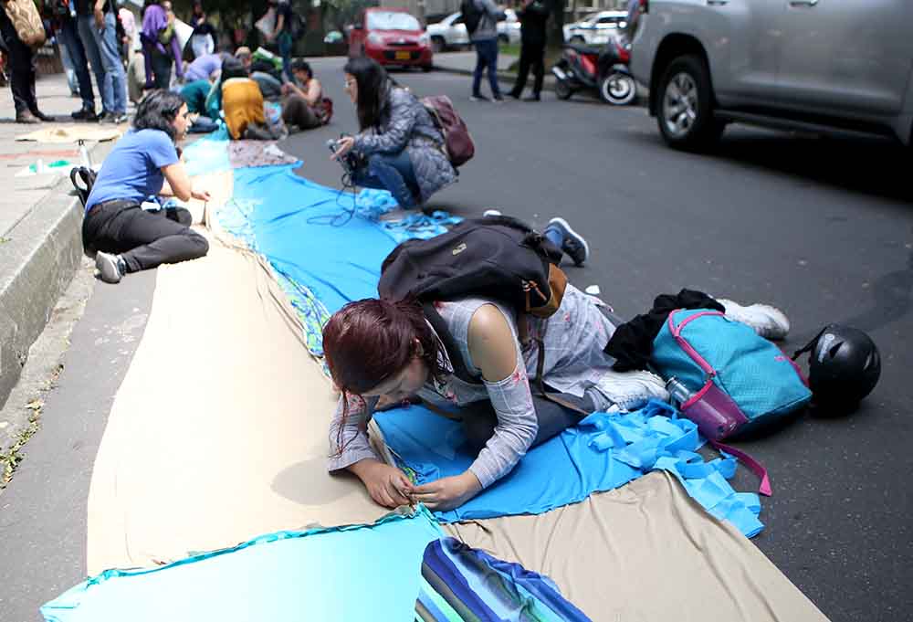 Los manifestantes con una tela simbolizaron el río Cauca.