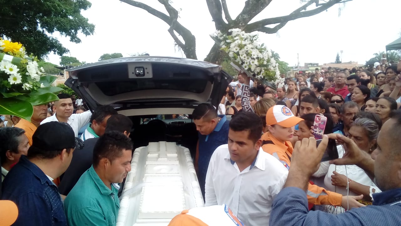 Sepelio en Ibagué de mujer e hijo que se lanzaron desde un puente