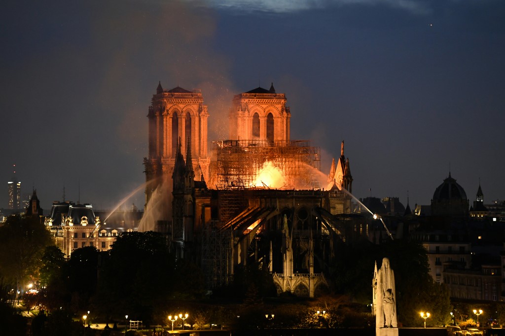 La Catedral de Notre-Dame en llamas