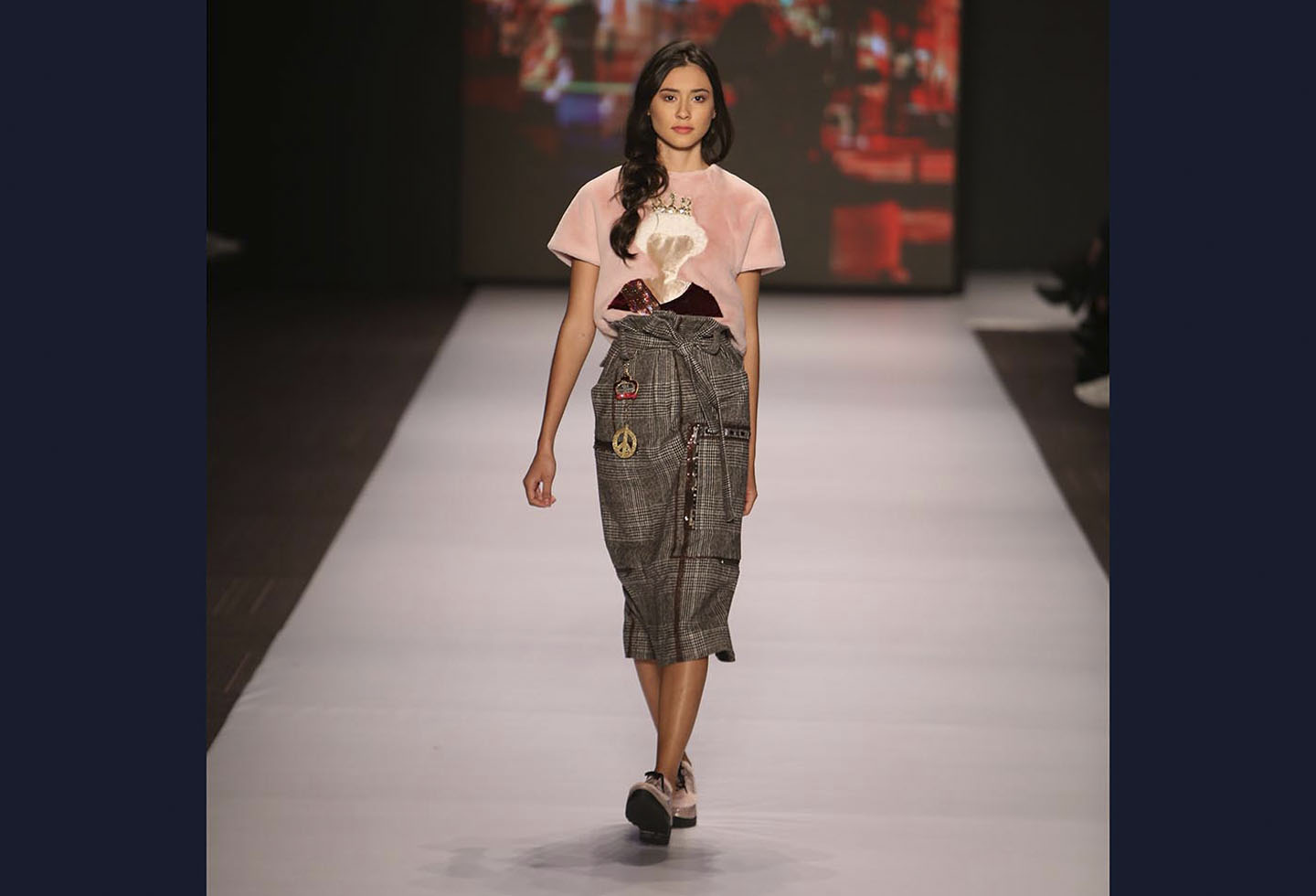 Los cuadros, las telas planas y las mangas acampanadas fueron implementadas en 21 looks.