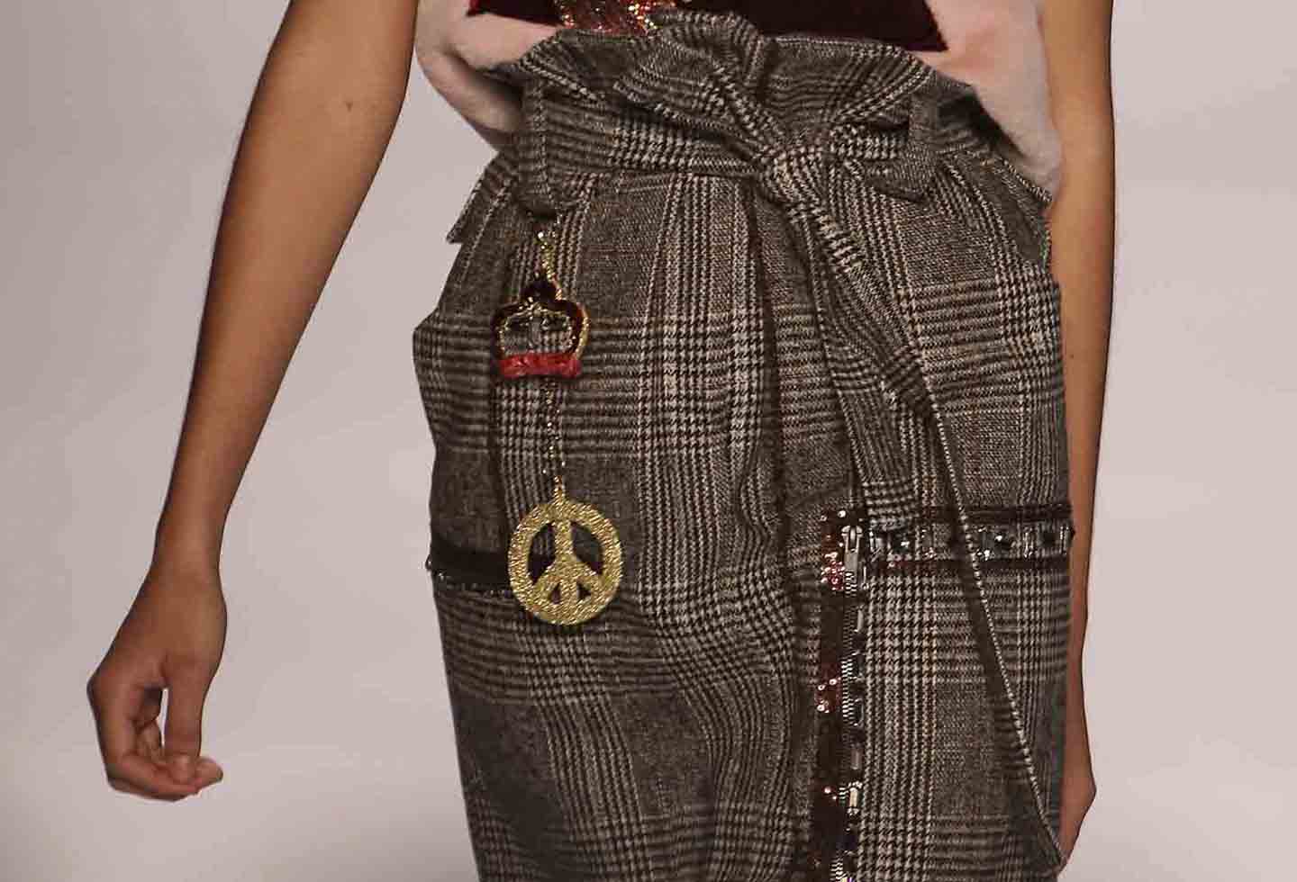 Algunas prendas lucieron accesorios y detalles en lentejuelas y brillantes.