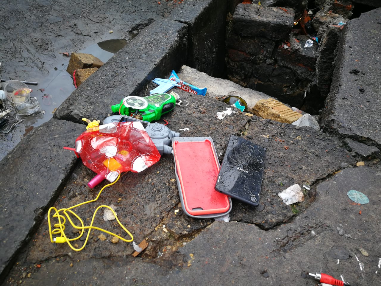 Hasta celulares se encuentran en las alcantarillas bogotanas