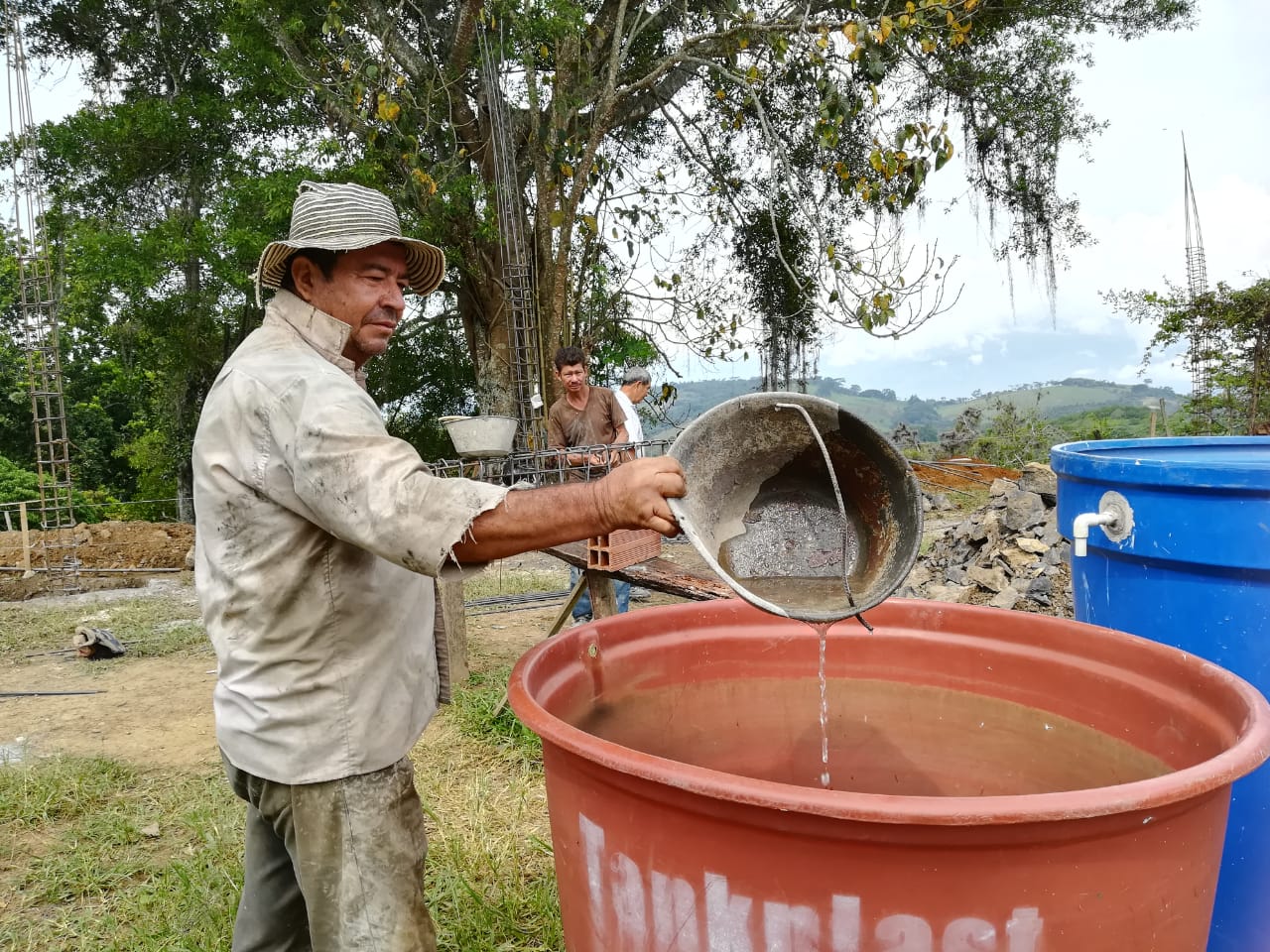 Los habitantes se abastecen de agua con carrotanques.