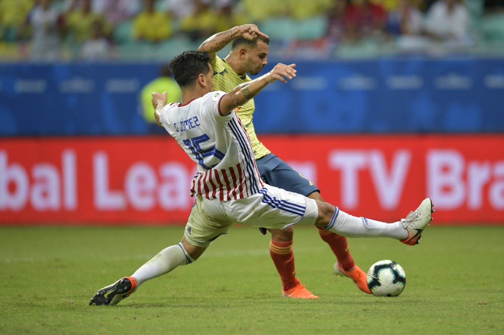 Edwin Cardona lucha por la pelota