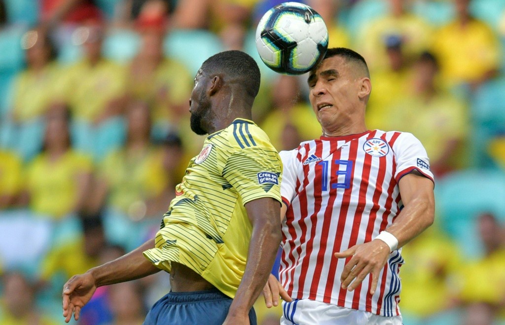 Jefferson Lerma lucha por la pelota