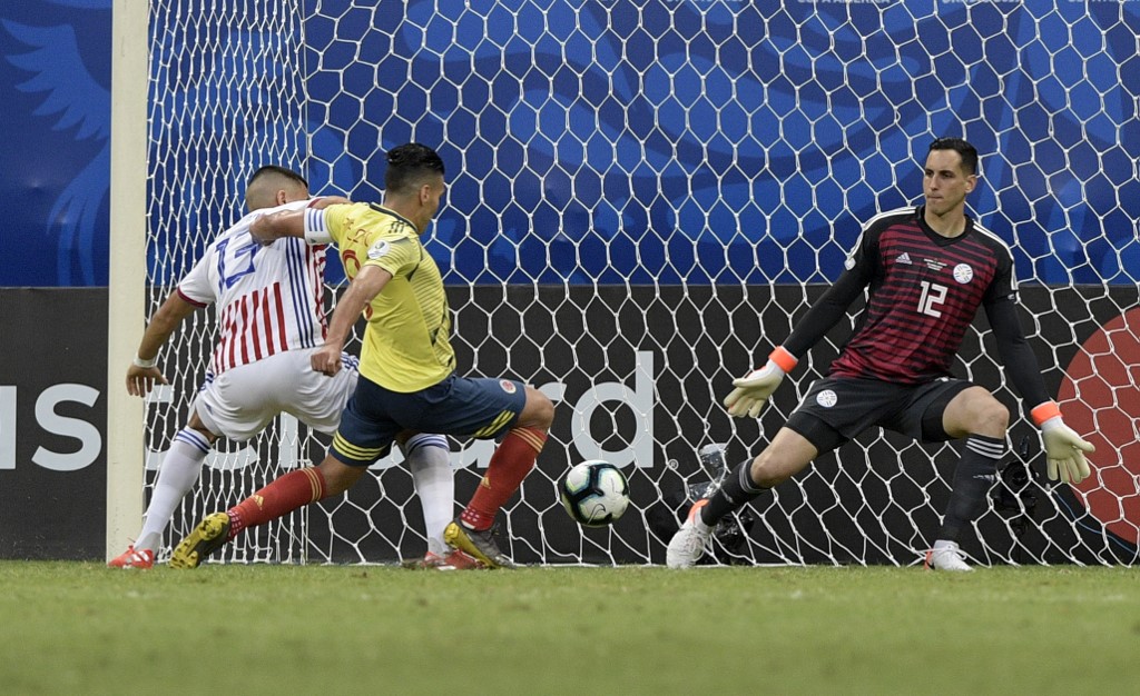 Radamel Falcao ataca el arco de Paraguay
