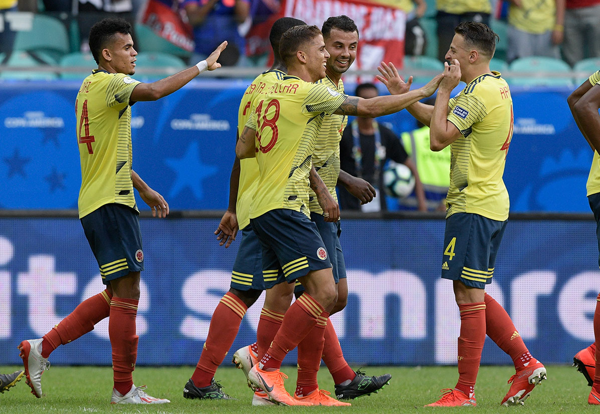 Selección Colombia festeja el gol ante Paraguay