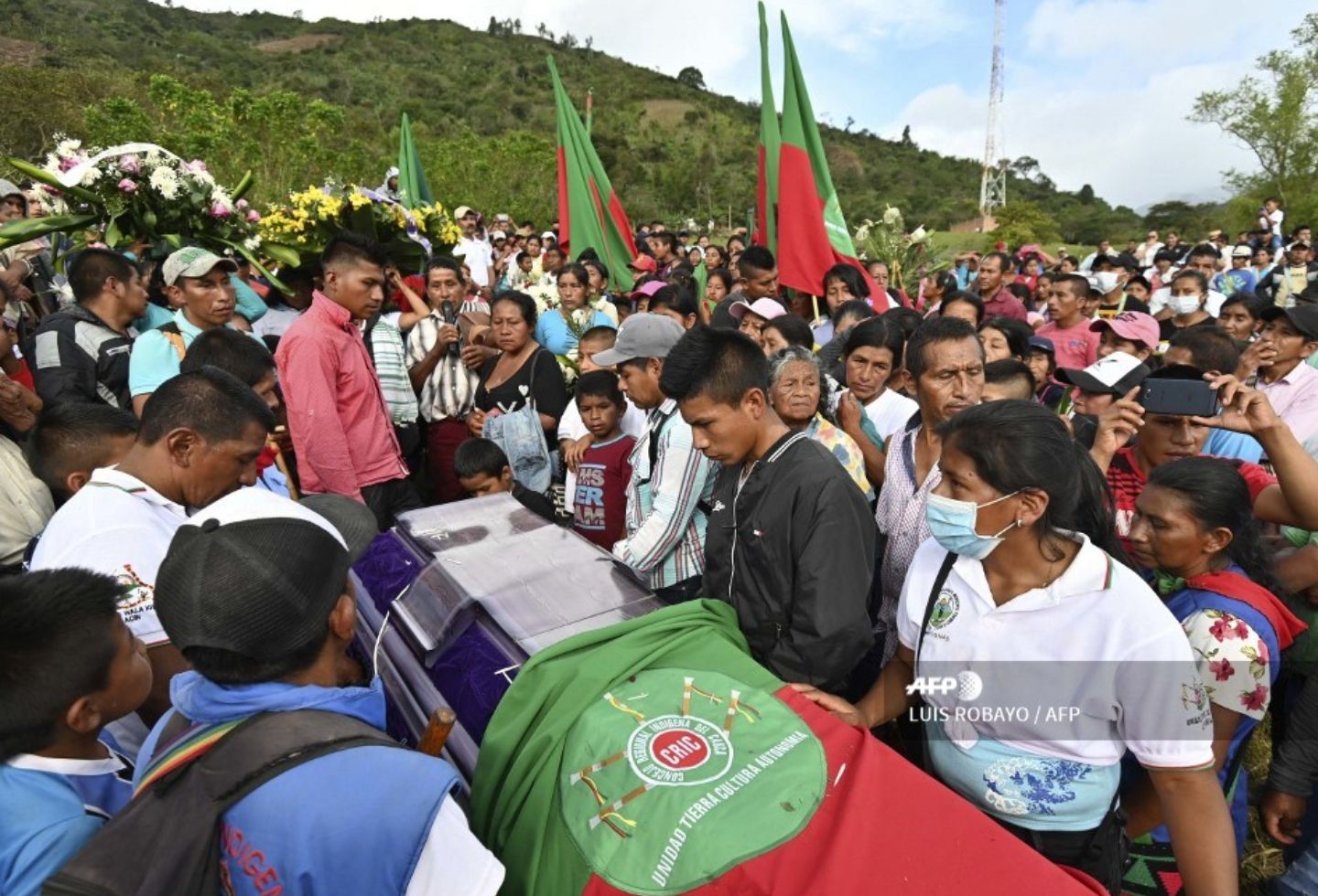 "Guardia, guardia, fuerza, fuerza, por mi raza, por mi tierra", cantaban a una sola voz.