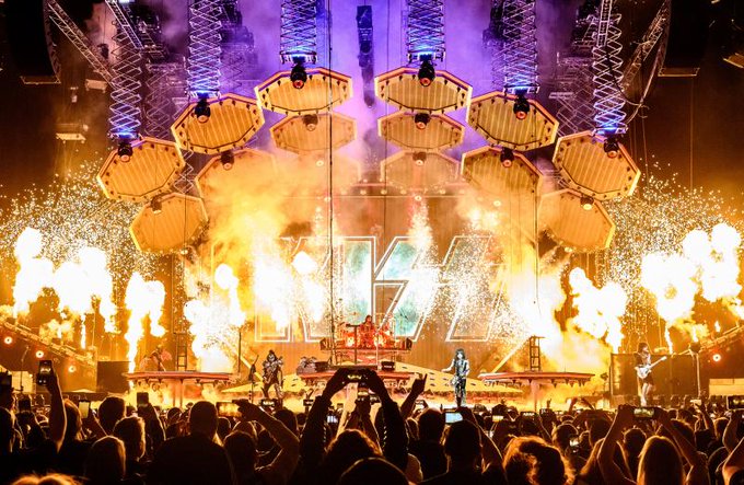 La banda de rock Kiss, en vivo